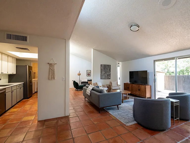 5701 N Glenn St #5 — Photo 2