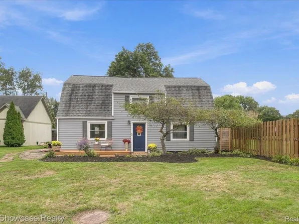 4025 Totem Ln, Waterford, MI 48328