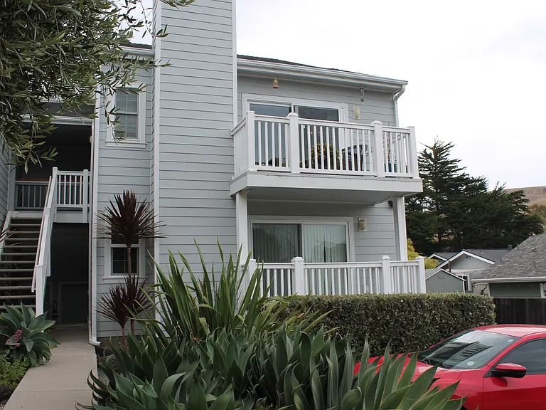 140 Cypress Ave — Photo 1