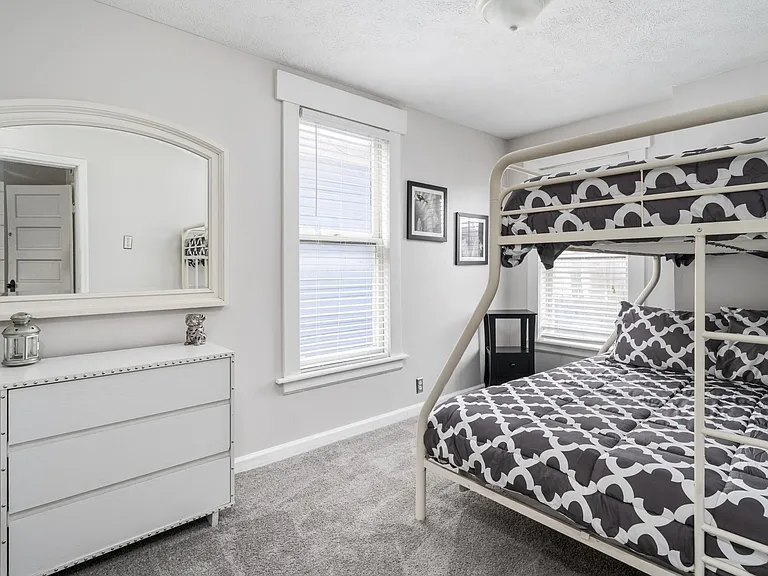 802 Hamlet St — Photo 16