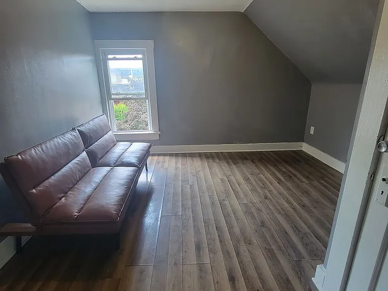 55 Cotter Ave — Photo 8