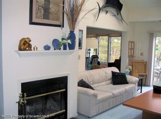 106 Crest Dr, Hawley, PA 18428