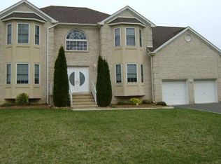 4 Golden Valley Dr, North Brunswick, NJ 08902