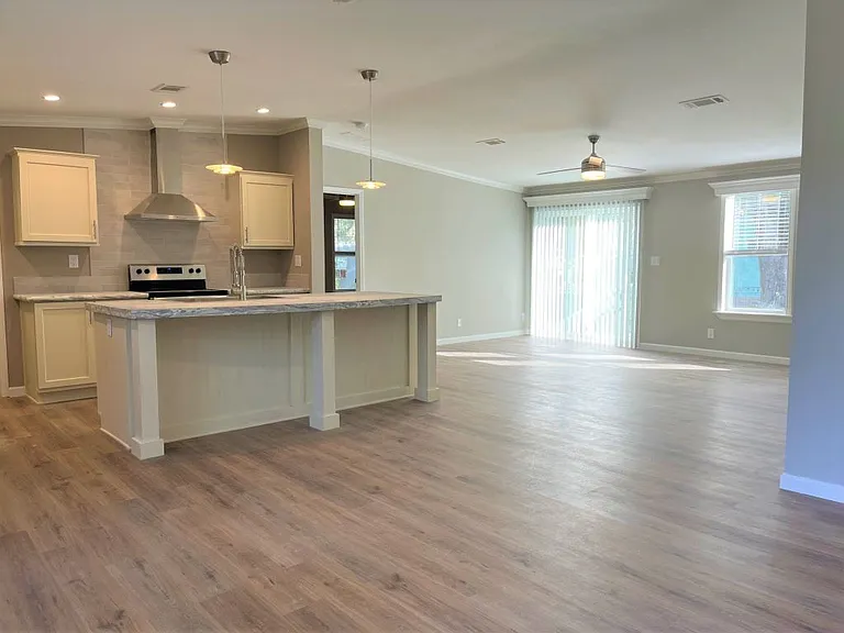 1077 Cloverleaf Cir #1077 — Photo 4