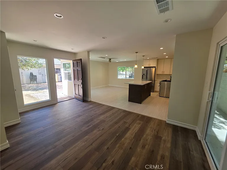 10849 N Swinton Ave — Photo 8