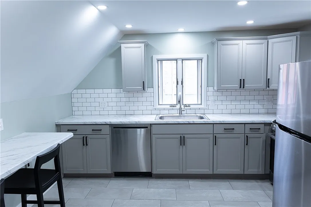 2 bed, 1.0 bath, 2136 sqft, $1,895 — Photo 4