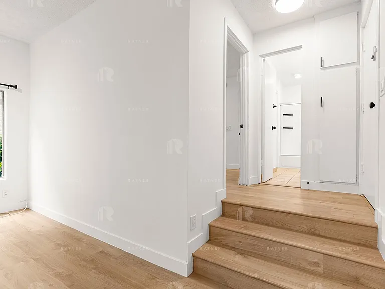 1114 N Kings Rd — Photo 7