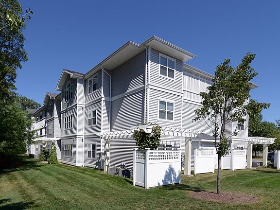 4th image of 935 Hilltop Dr