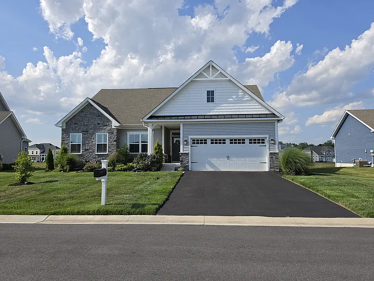 Purple Martin Cir — Photo 1