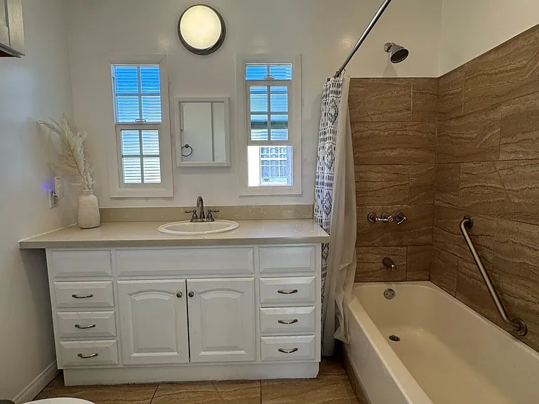 1339 S Mansfield Ave — Photo 11