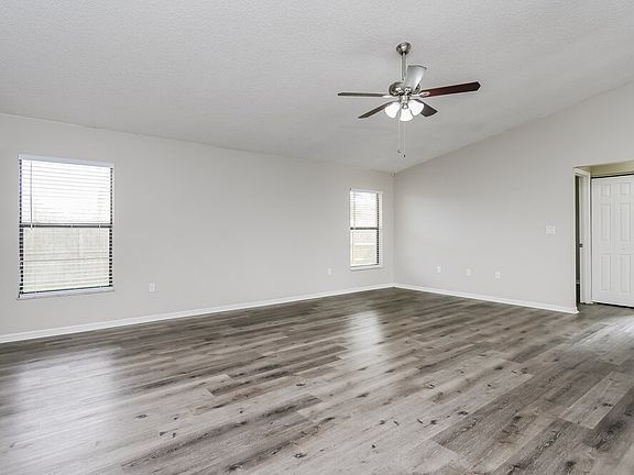 4th image of 605 Fresno Ct