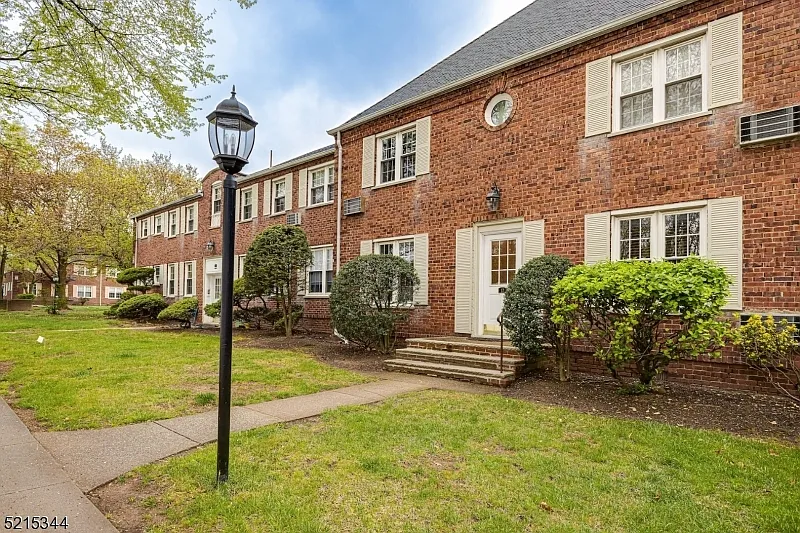 17A Parkway Vlg #17A photo 1