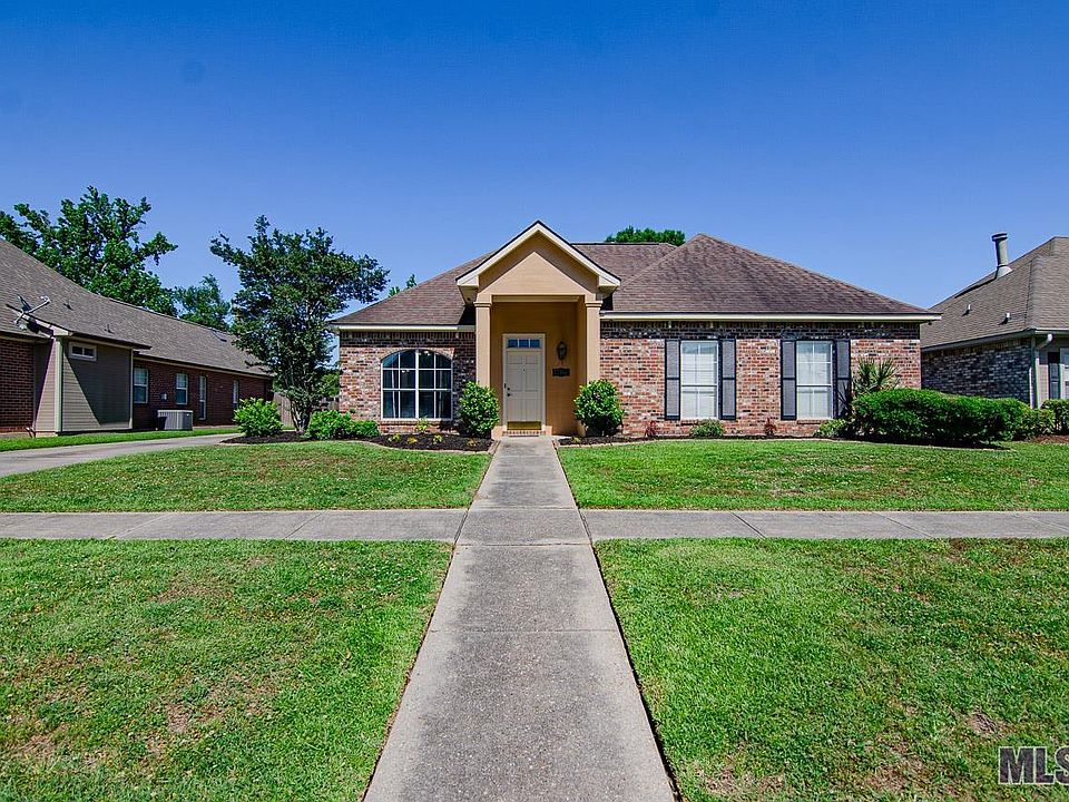 1st image of 17166 Fountainbleau Dr