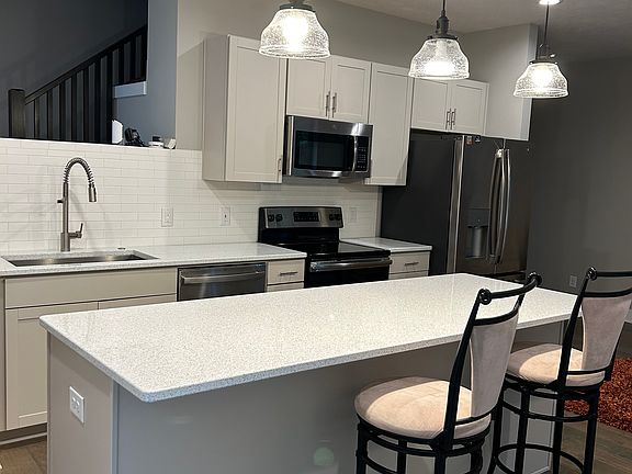 4th image of 931 S 33rd Terrace Plz