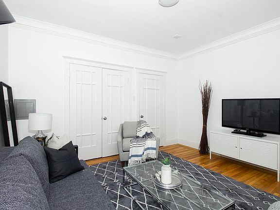 3rd image of 1610 Lombard St #8607713