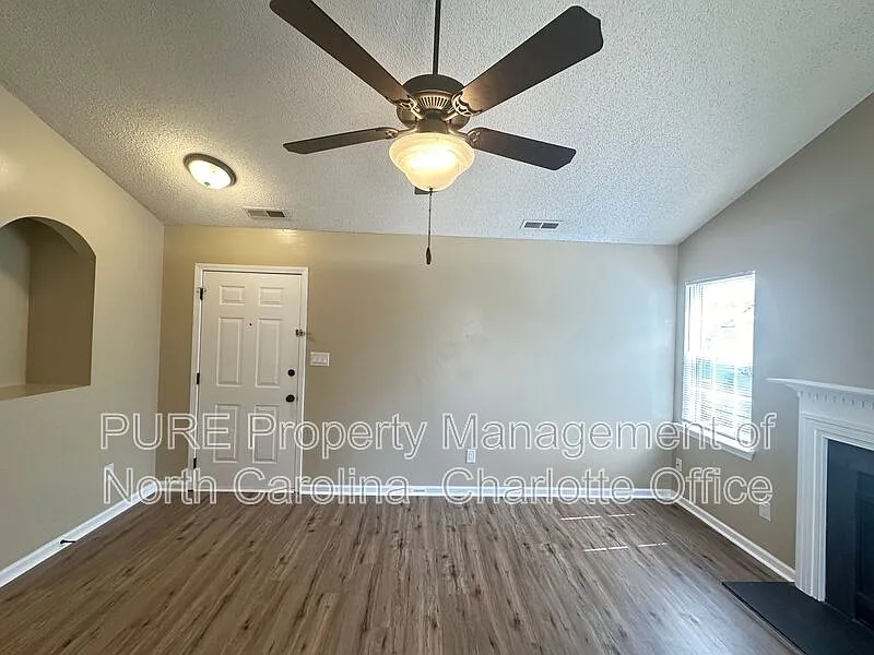 3 bed, 2.0 bath, 1100 sqft, $1,799 — Photo 4