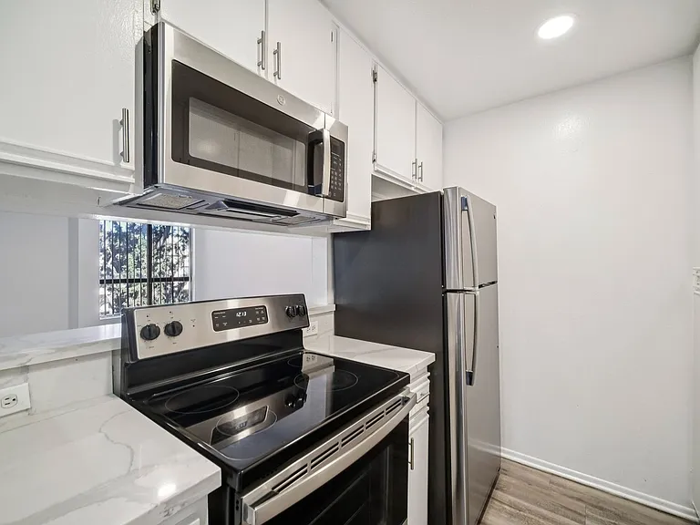 6310 Sylmar Ave — Photo 38