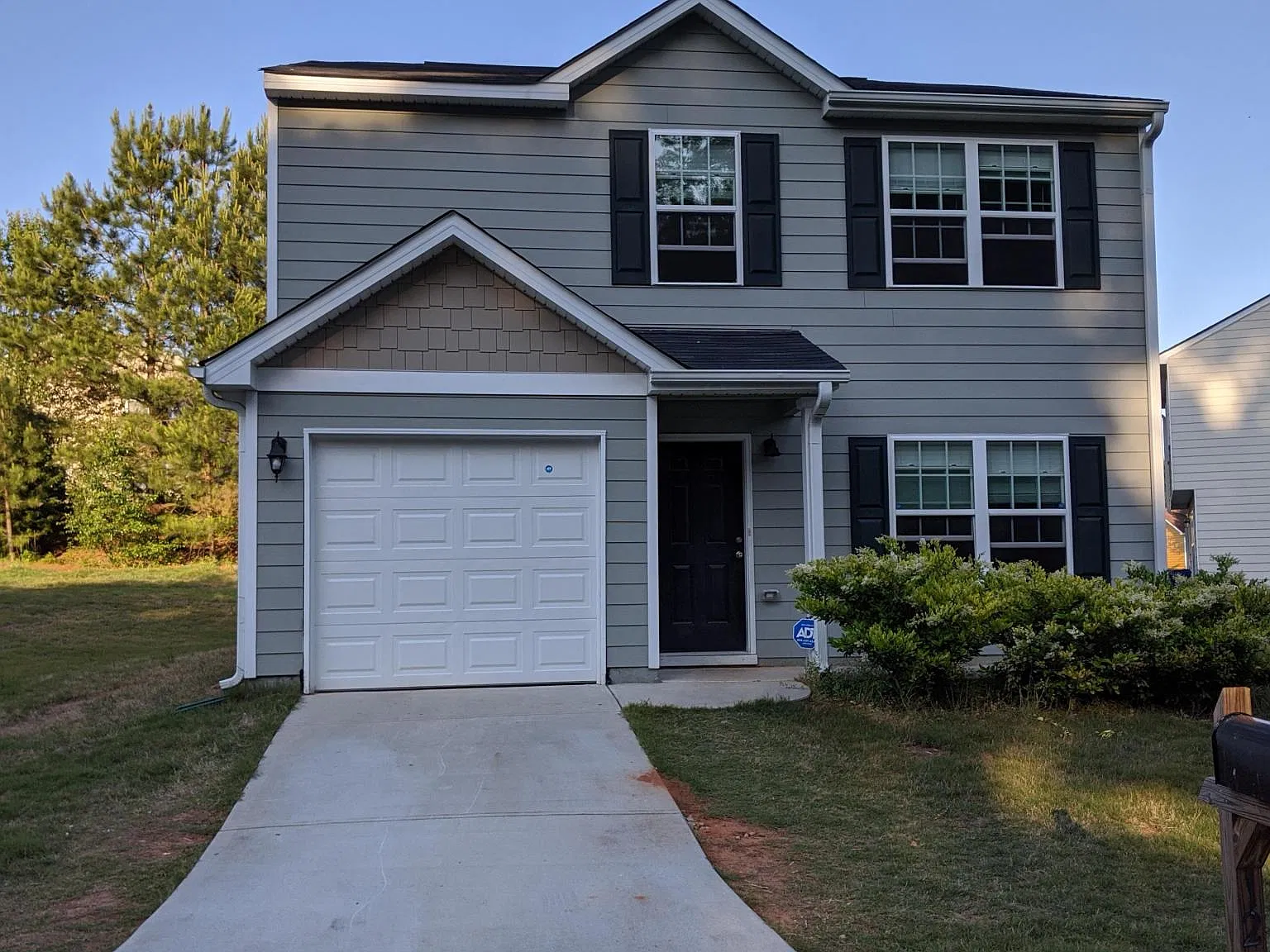 4 bed, 2.5 bath, 1800 sqft, $2,200 — Photo 1