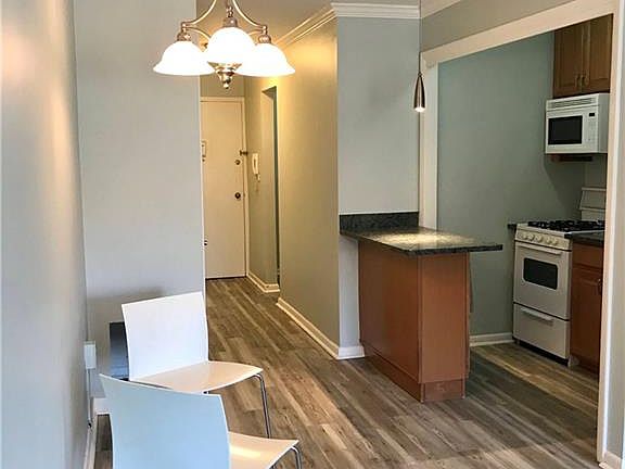4th image of 828 Pelhamdale Ave APT 1C