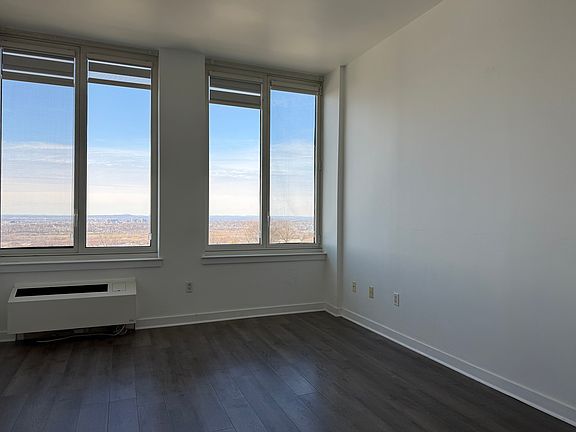 3rd image of 600 12th St APT 1017
