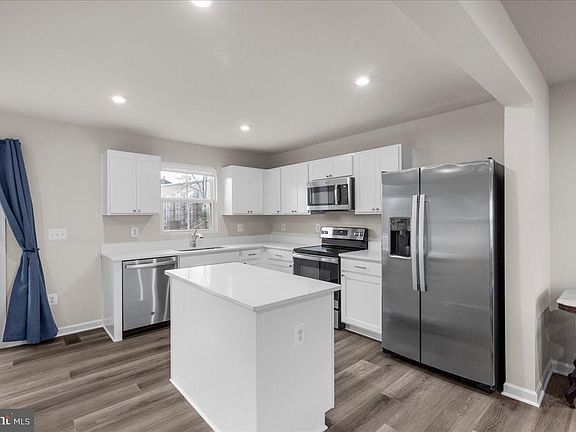 3rd image of 131 Kensington Cir