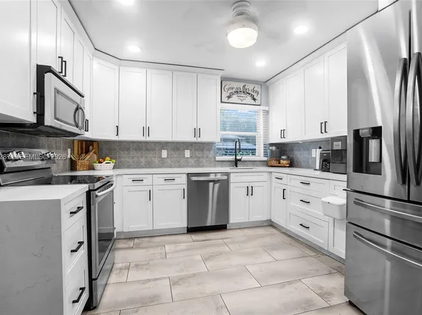 899 E Country Club Cir, Plantation, FL 33317