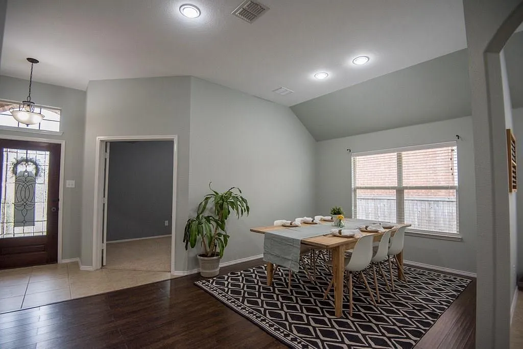 4 bed, 2124 sqft, $2,600 — Photo 4