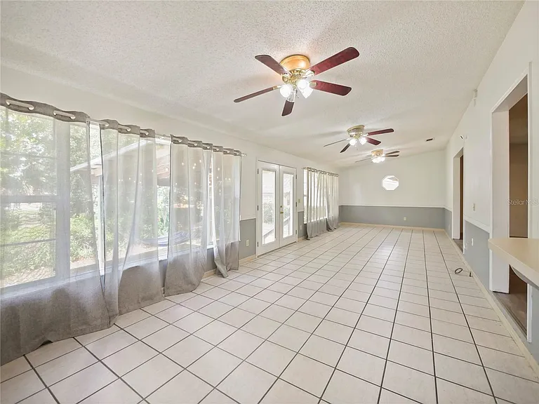 240 Maureen Dr — Photo 12