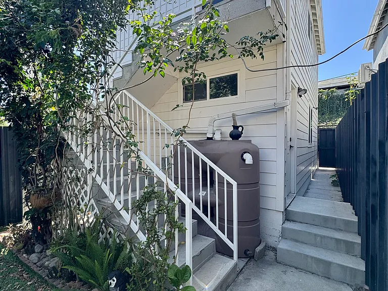 437 1/2 N Mountain View Ave — Photo 18