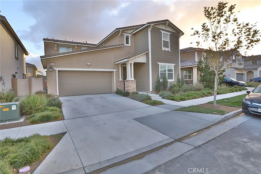 4 bed, 2.5 bath, 2765 sqft, $4,200 — Photo 1