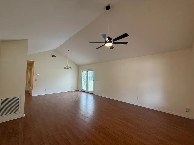 221 Millcrest Dr — Photo 2