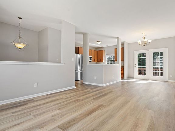 3rd image of 426 Hanson Rd