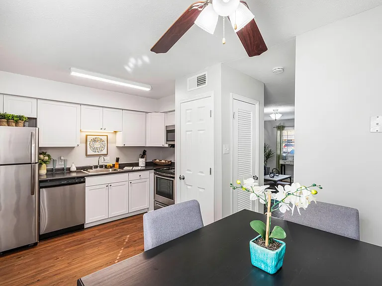 Knollwood Townhouse Apartments — Photo 6
