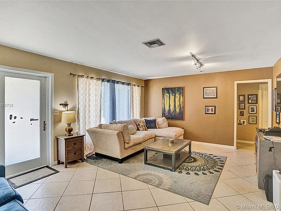 5th image of 4811 NE 15th Way