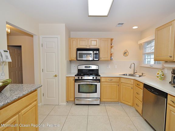 4th image of 2470 Woodbine Ln