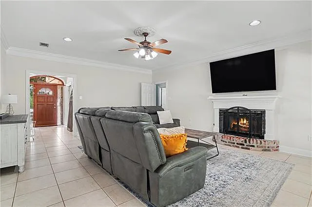 4 bed, 2.5 bath, 2228 sqft, $3,200 — Photo 4