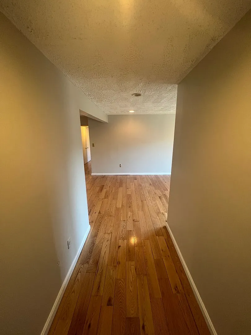 Cozy 3 Bedroom 1 Bathroom Condo- Conveniently Located at DC line — Photo 3