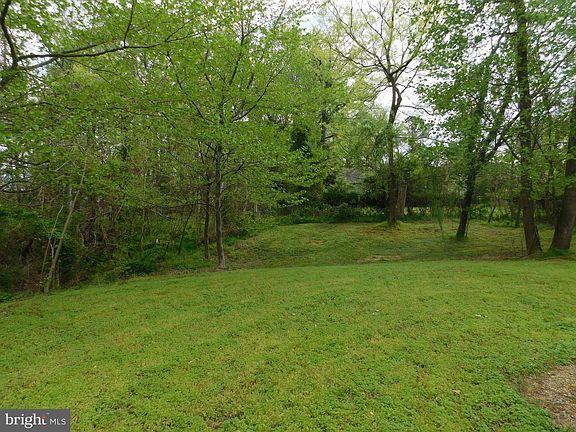 5th image of 823 Monument Dr