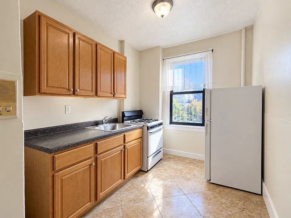 2490 Davidson Ave #1B