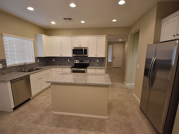 3rd image of 1096 W Desert Glen Dr