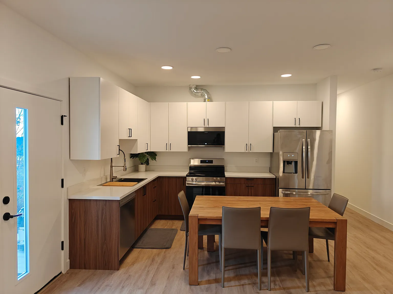 2 bed, 900 sqft, $2,800 — Photo 1
