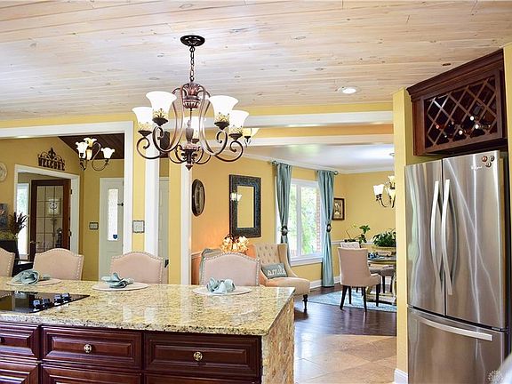 3rd image of 6846 Carinthia Dr