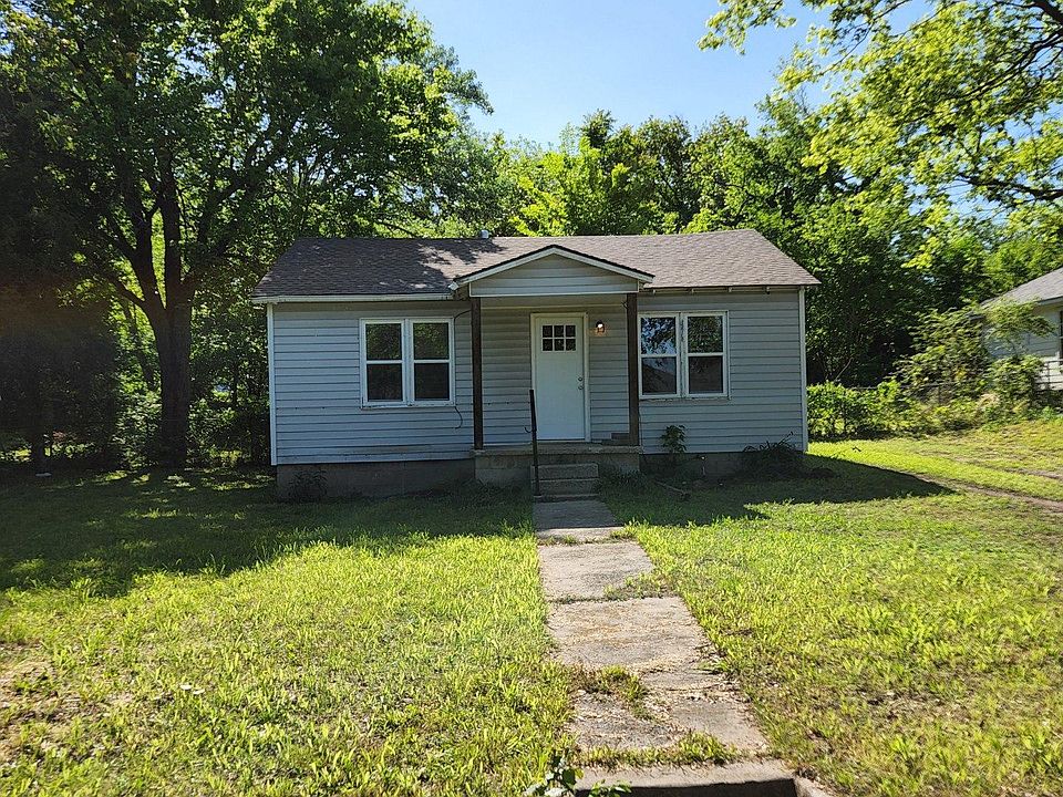 Bungalow with Lg back fenced yard.