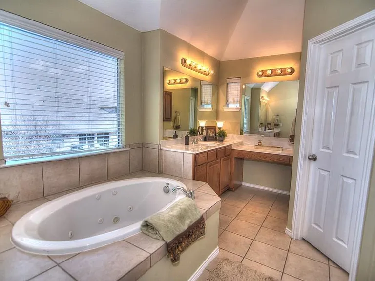 9400 Woodhurst Dr — Photo 17