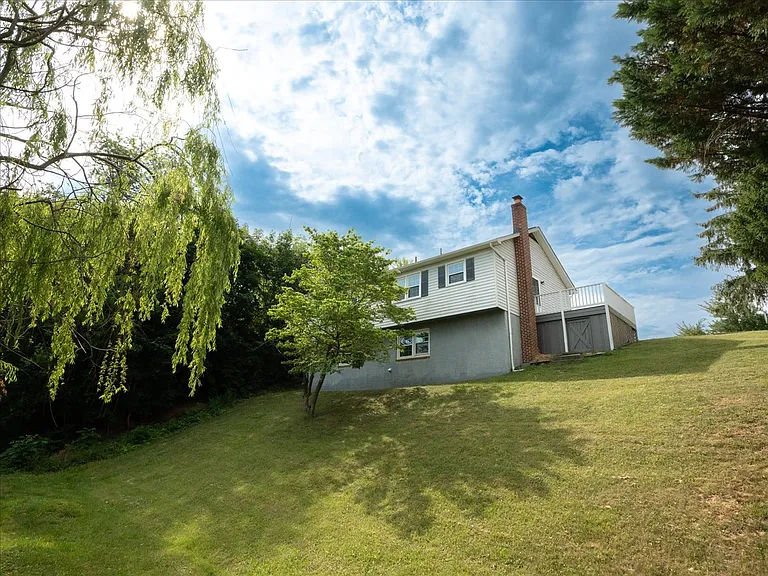 102 Linwood Ct — Photo 3