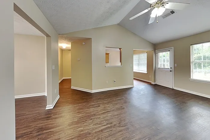 3 bed, 2.0 bath, 1322 sqft, $1,695 — Photo 4