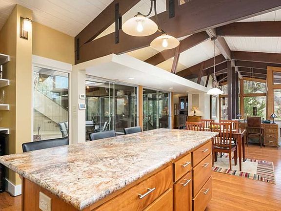 5th image of 3220 Country Club Cir