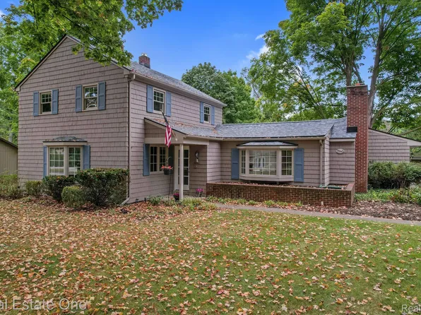 7540 Honeysuckle Rd, West Bloomfield, MI 48324