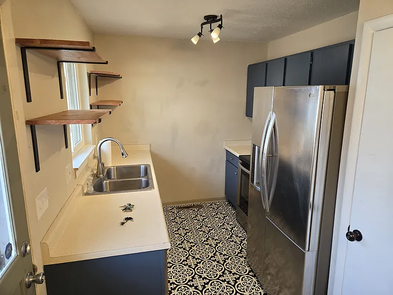 837 Hayden Dr — Photo 3