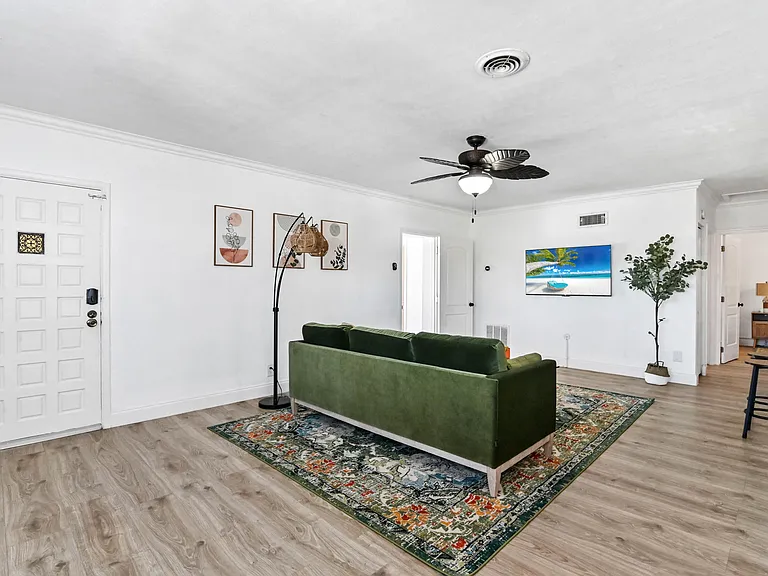 1032 W Jennings St — Photo 4